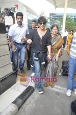 Shahrukh Khan arrive from Kolkata after KKR win in Domestic Airport, Mumbai on 12th April 2011 (8).JPG